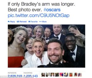 Il "selfie" di Elle Degeneres agli Oscar 2014, una delle immagini più condivise del momento